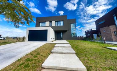 Moderna casa a la venta en el Barrio Vistas. de Puertos, Escobar