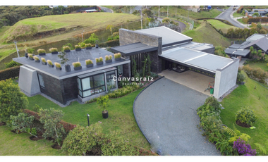 Venta de Casa Campestre en Unidad Cerrada Envigado