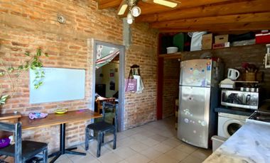 Propiedad ubicada a 700 metros de la Avenida Tomás Espora.