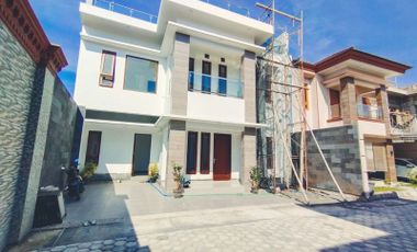 Rumah modern baru dalam perumahan di tengah kota Joga