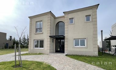 Excelente Casa de Estilo Clásico - Las Tipas, Nordelta