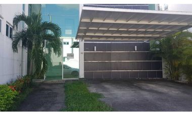 LOCAL COMERCIAL EN PARQUE LEFEVRE VENTA-PERMUTA-ALQUILER