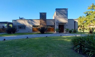 Casa 3 dormitorios en lote de 1800mts2 - Haras del Sur I