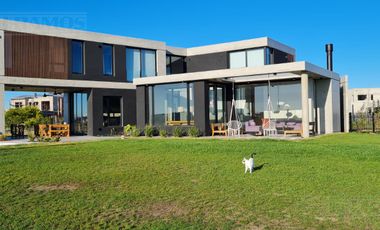 Casa en venta Moderna terminacion Hormigon vista con Pileta al Golf PG