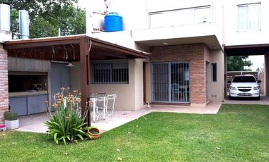 Venta Casa  2 dormitorios, cochera , jardín en Funes zona 15, Rosario