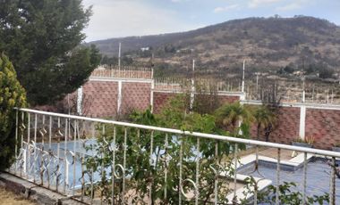 VENTA Casa de campo, alberca, cancha de tenis, amplio jardin.