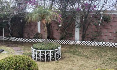 VENTA Casa de campo, alberca, cancha de tenis, amplio jardin.