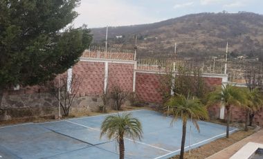 VENTA Casa de campo, alberca, cancha de tenis, amplio jardin.