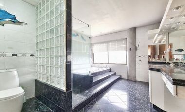 Casa en arriendo de 7 dorm. en Las Condes