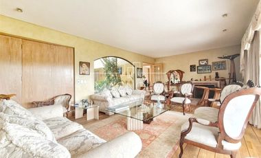 Casa en arriendo de 7 dorm. en Las Condes