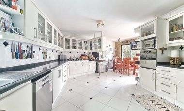 Casa en arriendo de 7 dorm. en Las Condes