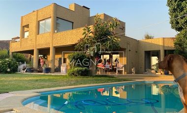 Casa en arriendo de 7 dorm. en Las Condes