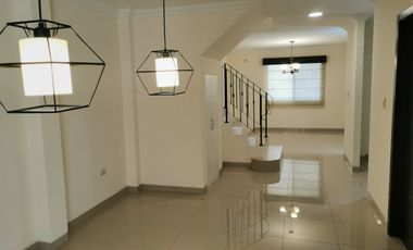 Casa de alquiler en la Urbanización La Romareda, 3 dormitorios.