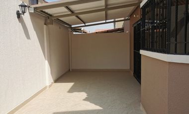 Casa de alquiler en la Urbanización La Romareda, 3 dormitorios.