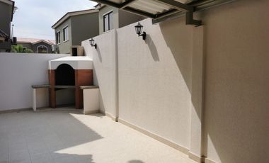 Casa de alquiler en la Urbanización La Romareda, 3 dormitorios.