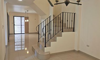 Casa de alquiler en la Urbanización La Romareda, 3 dormitorios.