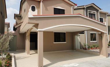 Casa de alquiler en la Urbanización La Romareda, 3 dormitorios.