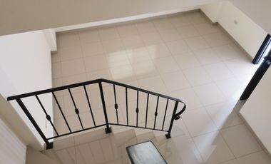 Casa de alquiler en la Urbanización La Romareda, 3 dormitorios.