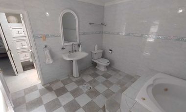 CASA EN VENTA CON ALBERCA Y AMPLIO JARDIN Y PATIO COL. FLORES MAGON VERACRUZ,VER