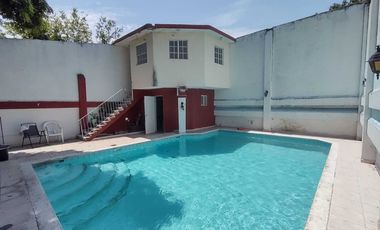 CASA EN VENTA CON ALBERCA Y AMPLIO JARDIN Y PATIO COL. FLORES MAGON VERACRUZ,VER