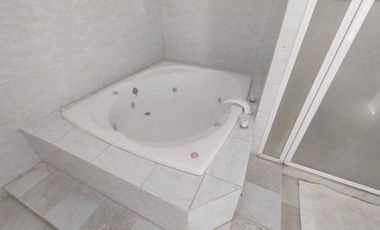 CASA EN VENTA CON ALBERCA Y AMPLIO JARDIN Y PATIO COL. FLORES MAGON VERACRUZ,VER