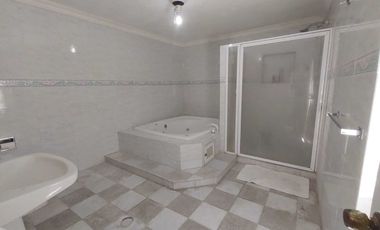 CASA EN VENTA CON ALBERCA Y AMPLIO JARDIN Y PATIO COL. FLORES MAGON VERACRUZ,VER