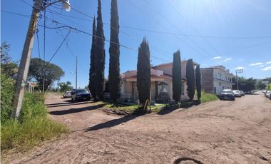 CASA CAMICHINES CON JARDIN ESQ. PRIMAVERA, LOS ARCOS JIQUILPAN MICH