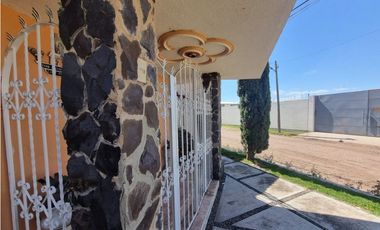 CASA CAMICHINES CON JARDIN ESQ. PRIMAVERA, LOS ARCOS JIQUILPAN MICH