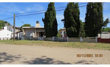 CASA CON FRENTE A 2 CALLES