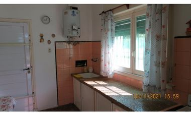 CASA CON FRENTE A 2 CALLES