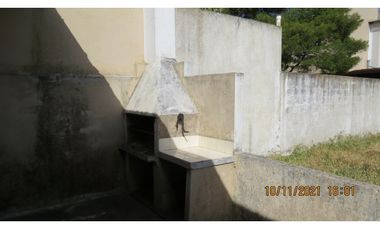 CASA CON FRENTE A 2 CALLES