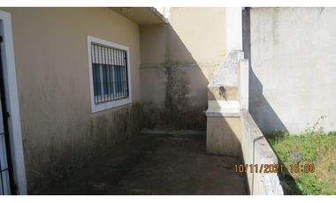 CASA CON FRENTE A 2 CALLES