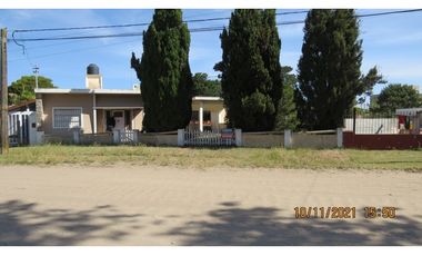 CASA CON FRENTE A 2 CALLES