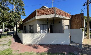 Casa de 2 Dorm C/ Doble cochera  patio   terraza - Corrientes 1405 G. Baigorria