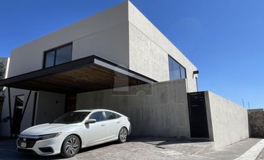 Lujosa casa Nueva en venta en Lomas del Campanario Norte