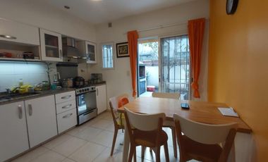 EXCELENTE PROPIEDAD DUPLEX, 4AMBIENTES, CALLE GELLY Y OBES AL 1000V.SARMIENTO SUSANA QUINELLI NEGOCIOS INMOBILIARIOS 156 583 7048