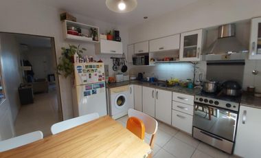 EXCELENTE PROPIEDAD DUPLEX, 4AMBIENTES, CALLE GELLY Y OBES AL 1000V.SARMIENTO SUSANA QUINELLI NEGOCIOS INMOBILIARIOS 156 583 7048