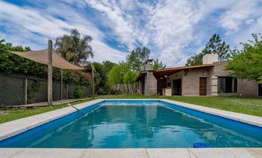 VENTA/PERMUTA  - Casa 2 dormitorios con jardín y piscina - Roldán, Santa Fe.