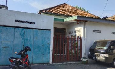 Dijual rumah pesapen Jetis dekat jln raya rajawali cocok buat gudang dan kantor Surabaya*