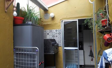 TIPO CASA 3 AMB. LATERAL - EXCELENTE