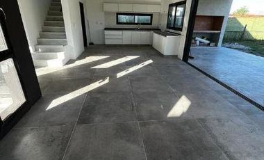 Venta - Casa 4 ambientes, Jardin, Pileta - San Matias, Escobar