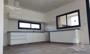 Venta - Casa 4 ambientes, Jardin, Pileta - San Matias, Escobar