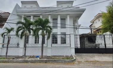 Bangunan 3 lantai bisa untuk hunian atau kantor di kawasan raya a yani, Strategis