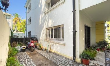 Edificio Venta de 4 pisos para Inversion. Providencia