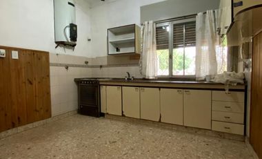 Casa ubicada a 50 metros de la Avenida Tomás Espora y a 200 de la estación de trenes.