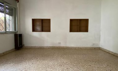 Casa ubicada a 50 metros de la Avenida Tomás Espora y a 200 de la estación de trenes.