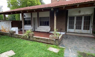 Casa ubicada a 50 metros de la Avenida Tomás Espora y a 200 de la estación de trenes.