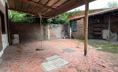 Casa ubicada a 50 metros de la Avenida Tomás Espora y a 200 de la estación de trenes.