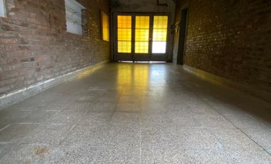 Casa ubicada a 50 metros de la Avenida Tomás Espora y a 200 de la estación de trenes.