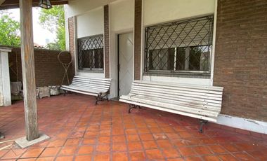 Casa ubicada a 50 metros de la Avenida Tomás Espora y a 200 de la estación de trenes.